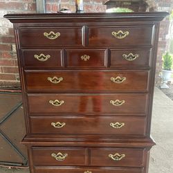 Bonita cajonera alta trae sus  llantitas para moverla a  donde quiera