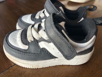 H &M Toddler Sneakers Black and White size 5.5c