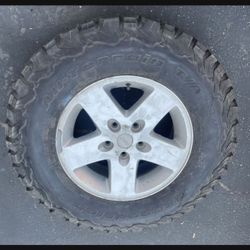 1 - 255/75r17LT Jeep Rim Wheel 5x5 5x127 With Bfgoodrich Mud Terrain 90% Tire Treads. !!!!!!