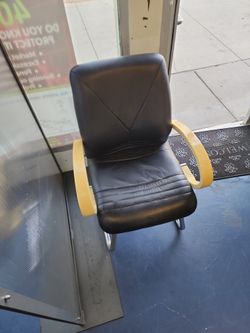 LEATHER RECEPTION CHAIR