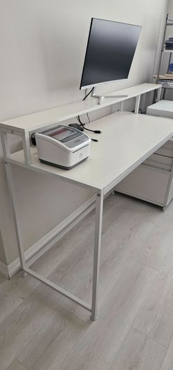 Escritorio Blanco con Tres cajones/ White desk with three drawers