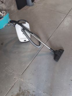 Vacuum with replacement bags