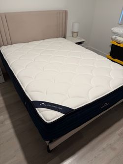 DreamCloud Queen Classic Hybrid Mattress Never Slept On - 1 Year Old