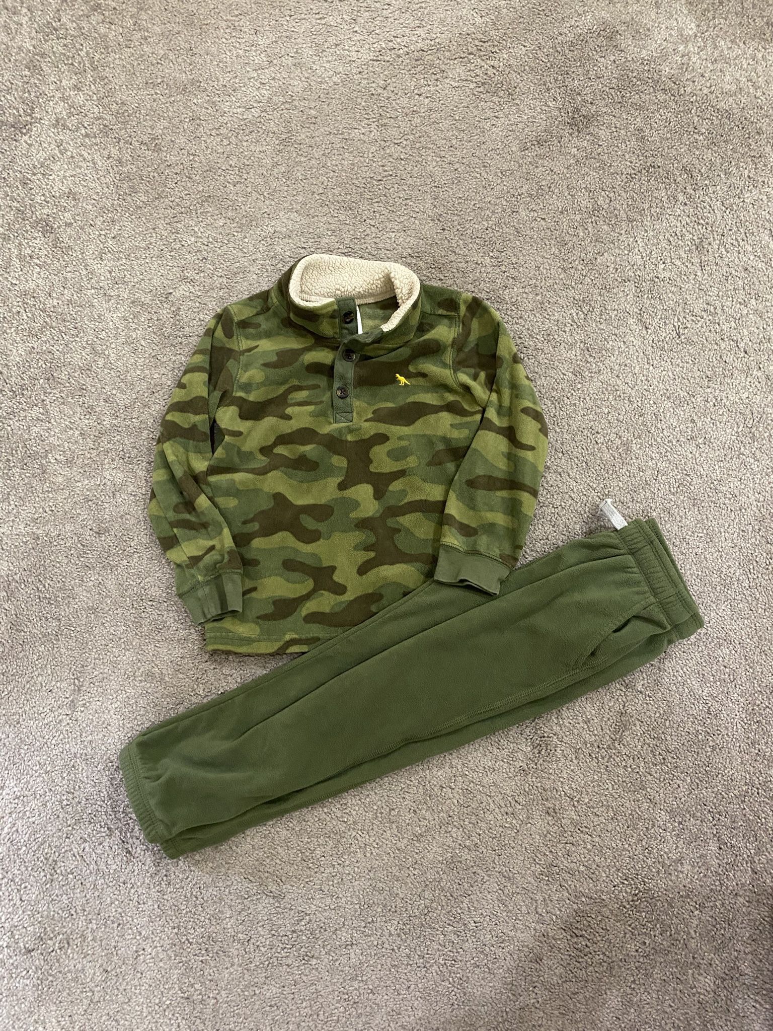 Boys Carters Fleece Camo Outfit size 5t