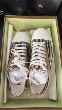 Women’s 7.5 Burberry shoes