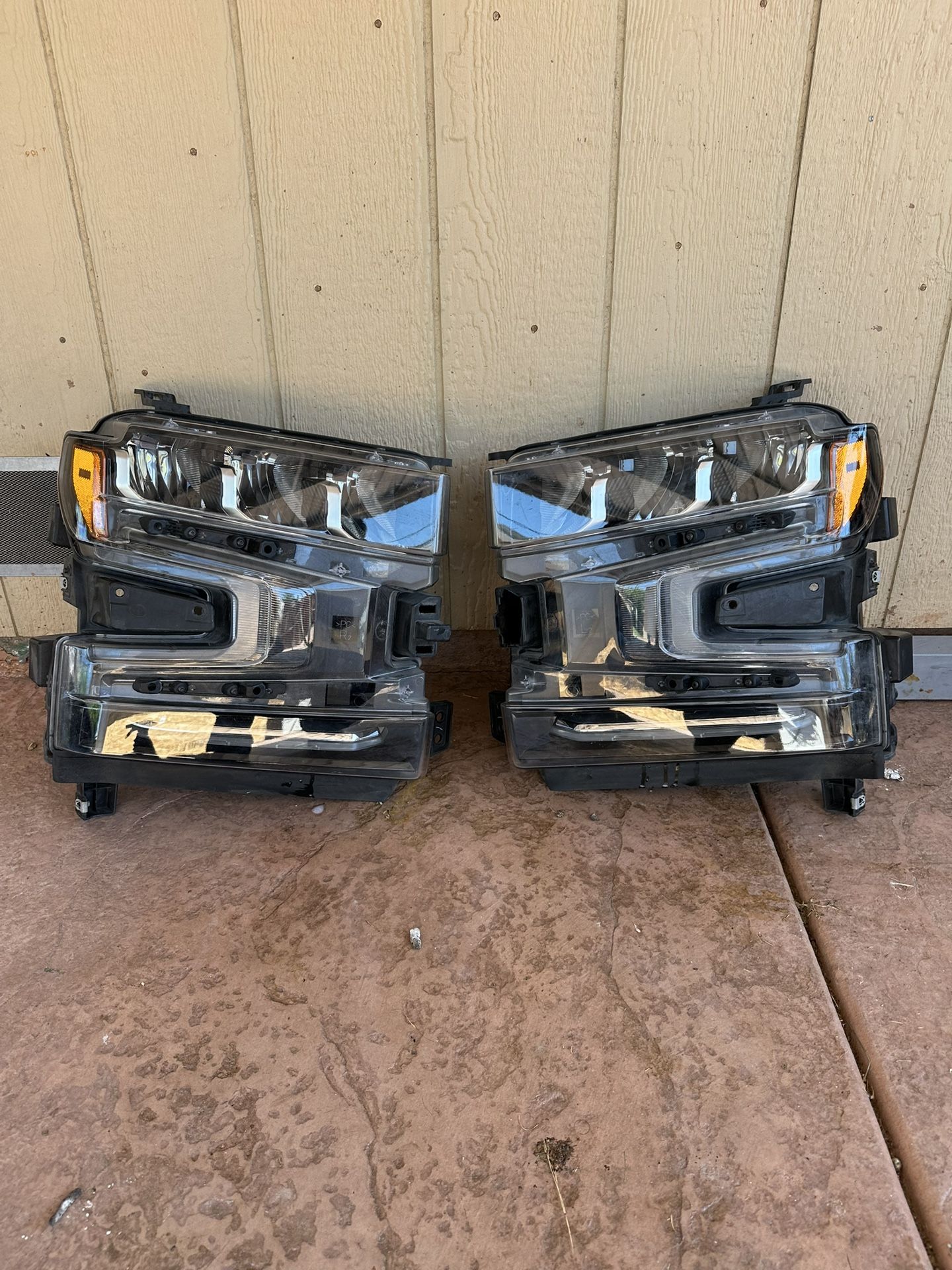Chevy Silverado 2019-2022 HEADLIGHTS OEM GREAT CONDITION 