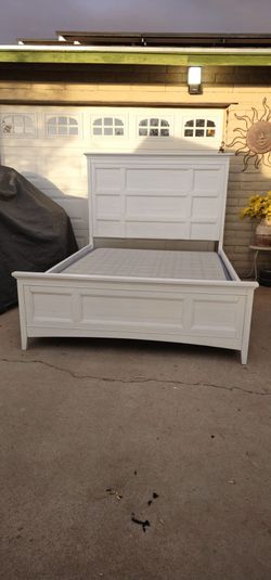 **Beatiful Wood Queen Size Bed **