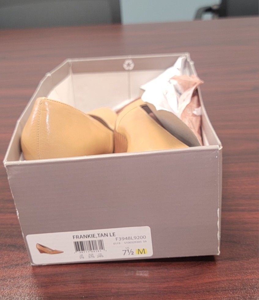 Frankie Tan Leather Shoes Size 7.5 M, new in box.
