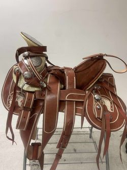 Montura charra forrada de cuero con cantinas desmontables