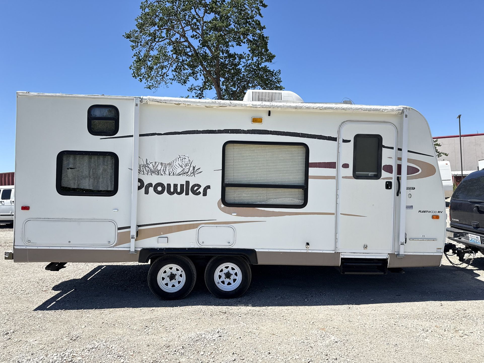 2007 Fleetwood prowler 24ft roof air and awning
