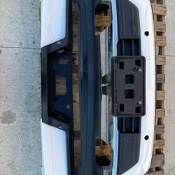 🚙 Front & Rear Bumpers – 2021-2023 Ford F-150 Platinum 🚙  💲 $1,200 Set 💲 $1,000 Front 💲 $200 Rear  • OEM Platinum Bumpers • Six Sensor Holes • Co