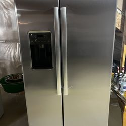 GE Refrigerator GE GSS25GYPFS Side By Side Refrigerator