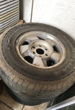 Good year fortera chevy suburban or Silverado trucks llanta con rines