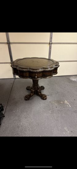 Carson’s Furniture End Table