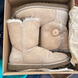 Uggs Size 7 W Bailey Button