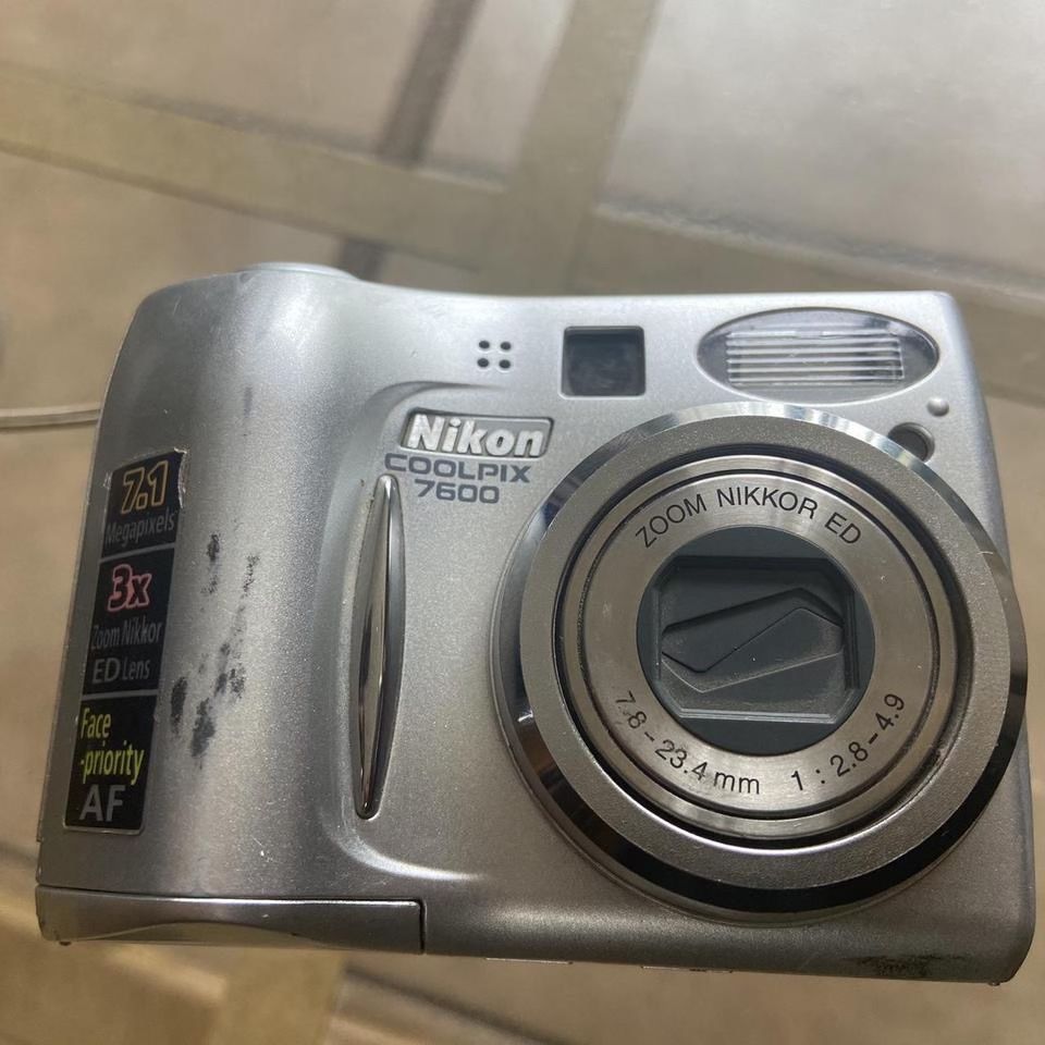 Nikon Coolpix 7600 digital camera. With a maximum resolution of 7.1 MP - Photography