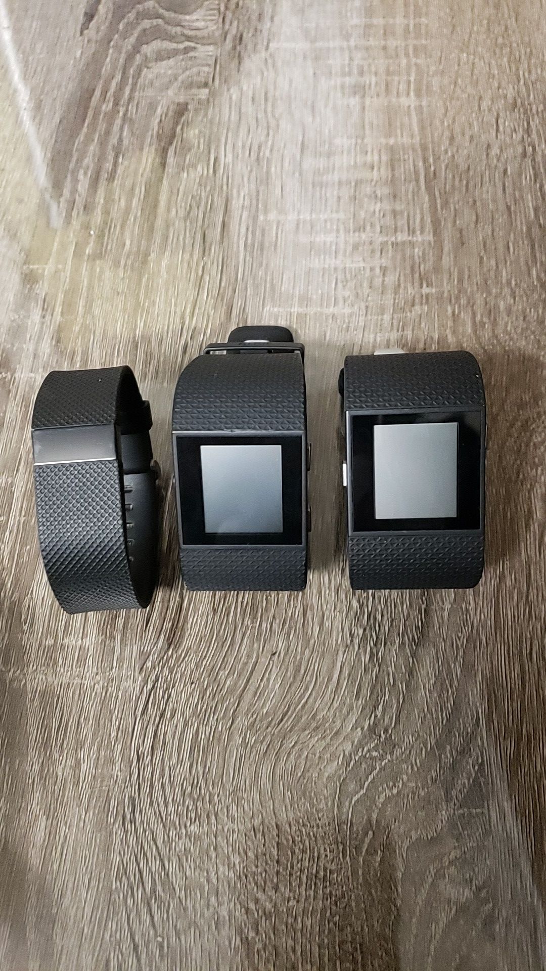 2xFitbit Surges, 1 Fitbit Charger Hr