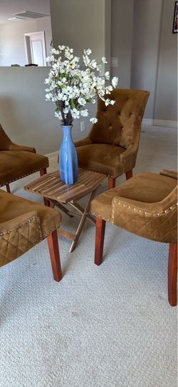 4 Velvet Tufted dinning Chairs. Unique color