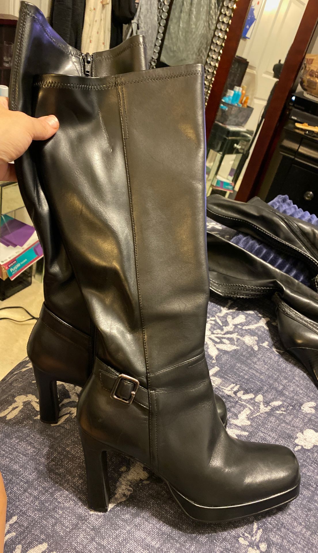 Women’s sketcher boots size 9 new