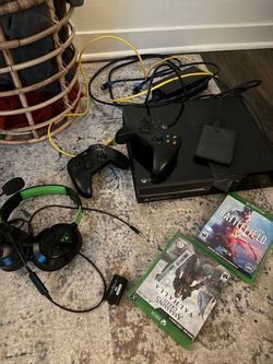Xbox One, headset, 2 controllers, 2 games, memory bank