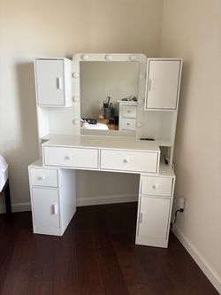 Makeup vanity