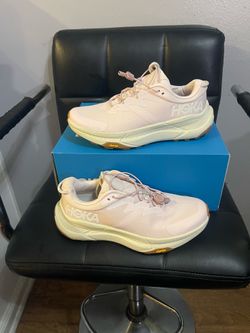 Hoka transport size 7B Women’s $95