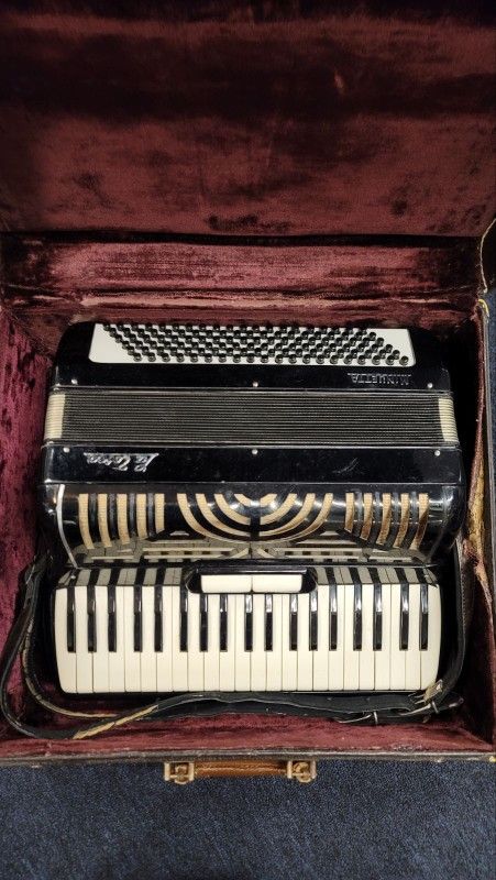 La Tosca by Gretsch Minuetta Accordion with Case