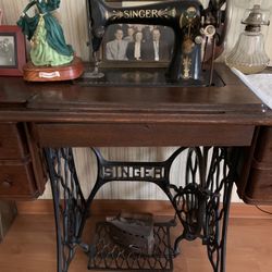 Singer Antique Sewing Machine 