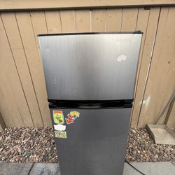 Insignia Mini Fridge 4. CU. Ft