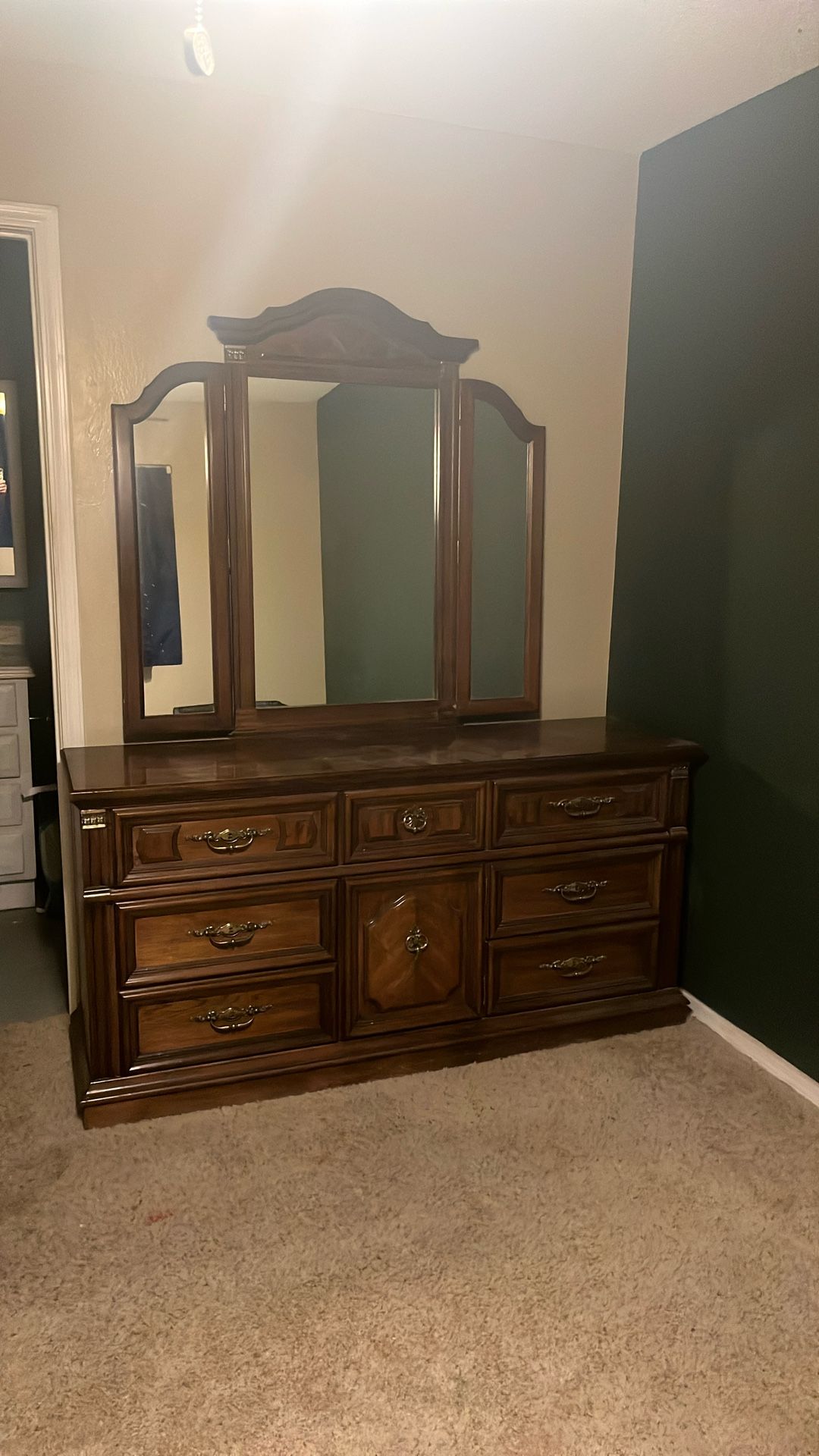 Dresser With Mirror