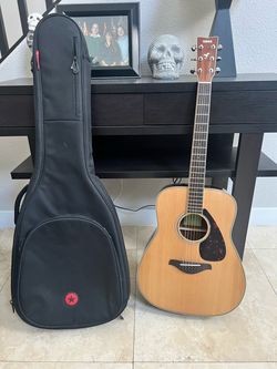 Yamaha FG830 Acoustic Guitar w/ Roadrunner Padded Case
