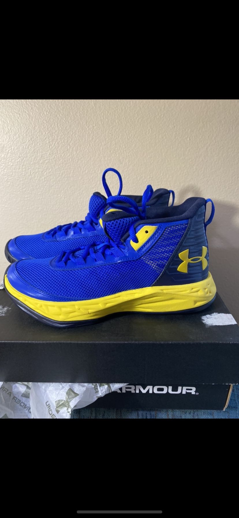 Brand Née Big Kids UNDER ARMOUR SZ 4.5Y