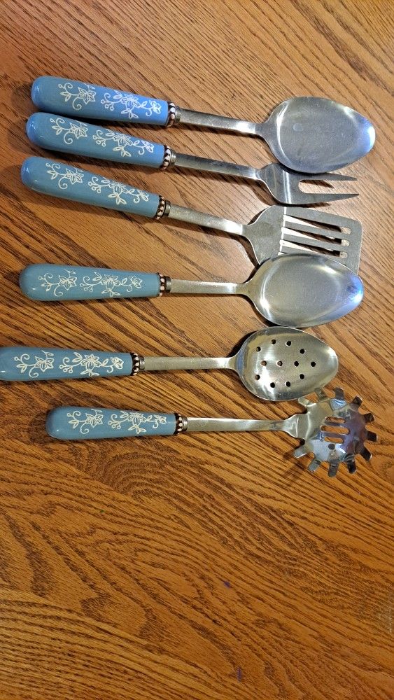 Temp-tations Floral Lace Light Blue Service Set