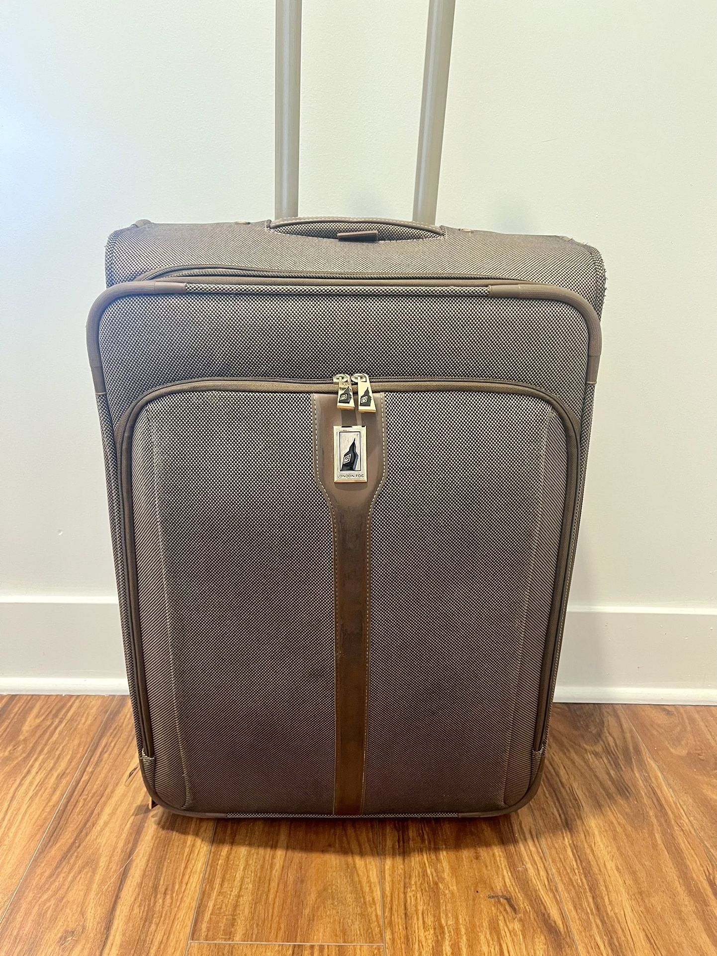 MEDIUM London Fog 2-Wheeler Travel Luggage 25”