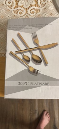 New 20 pc flatware goldfish