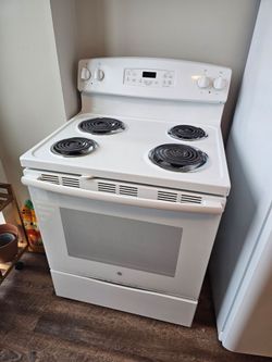 GE Electric Range (Model JB250DF5WW) – Good Condition