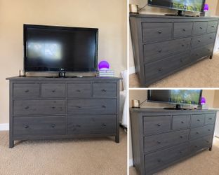 DRESSER Modern charcoal gray 8-drawer dresser with tons of storage. Can also be used as a TV console/media stand.