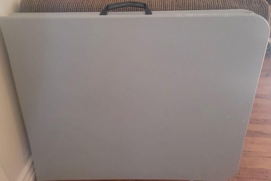 6ft Foldable Table
