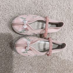 Girl Embroiled Cloth Traditional Chinese Girl’s Shoes Fabric Flower Flat Chinese Fairy Shoes size 8 Pink and excellent condition. Washed with deter...