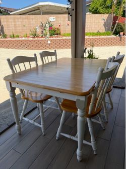 Beautiful Dinning set 4 Chairs 🪑.