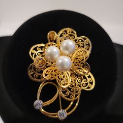 Vintage Simulated Pearl International Rotary Filigree Petal Hearts Goldtone Brooch/Pin F9