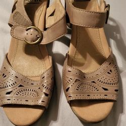 Brand New EARTH Sandals