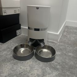 automatic dispenser for 2 Cats, two food outlets