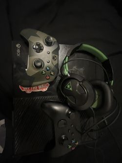Xbox one (Two Controllers) (Turtle Beach Headset)