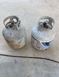 3 empty gas tanks $30