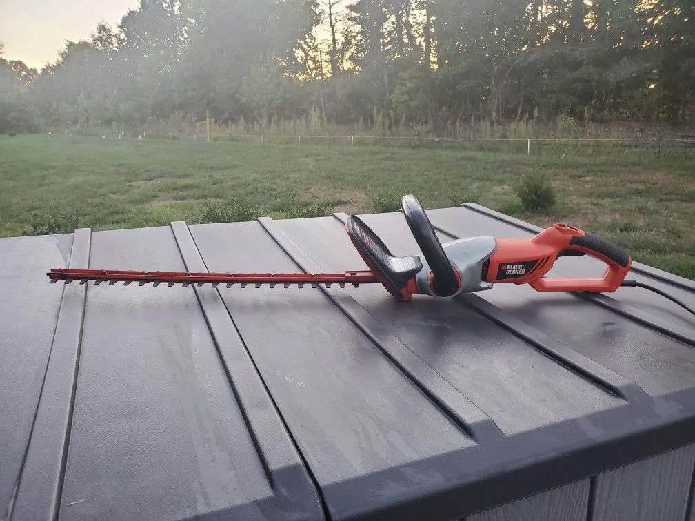 Nice Black an Decker tree cutting garden tool.
