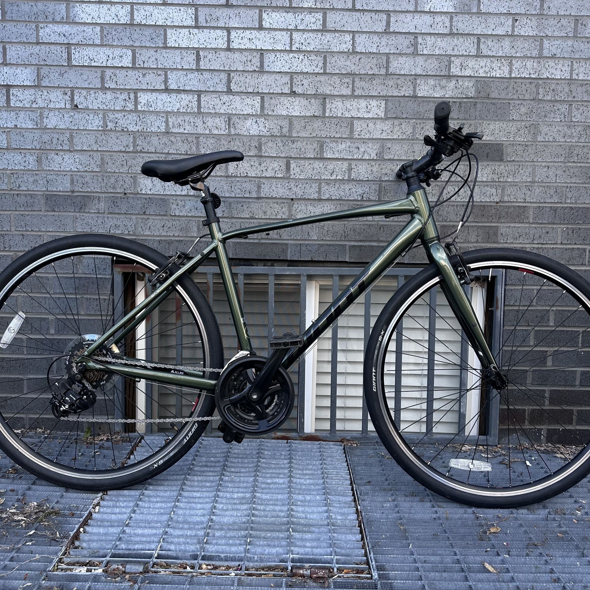 Giant Hybrid road Bike M Size Brand New Condition