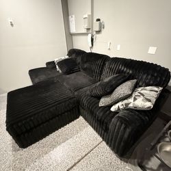 Couch:  Midnight-Madness Right-Arm Facing Corner Chaiseo