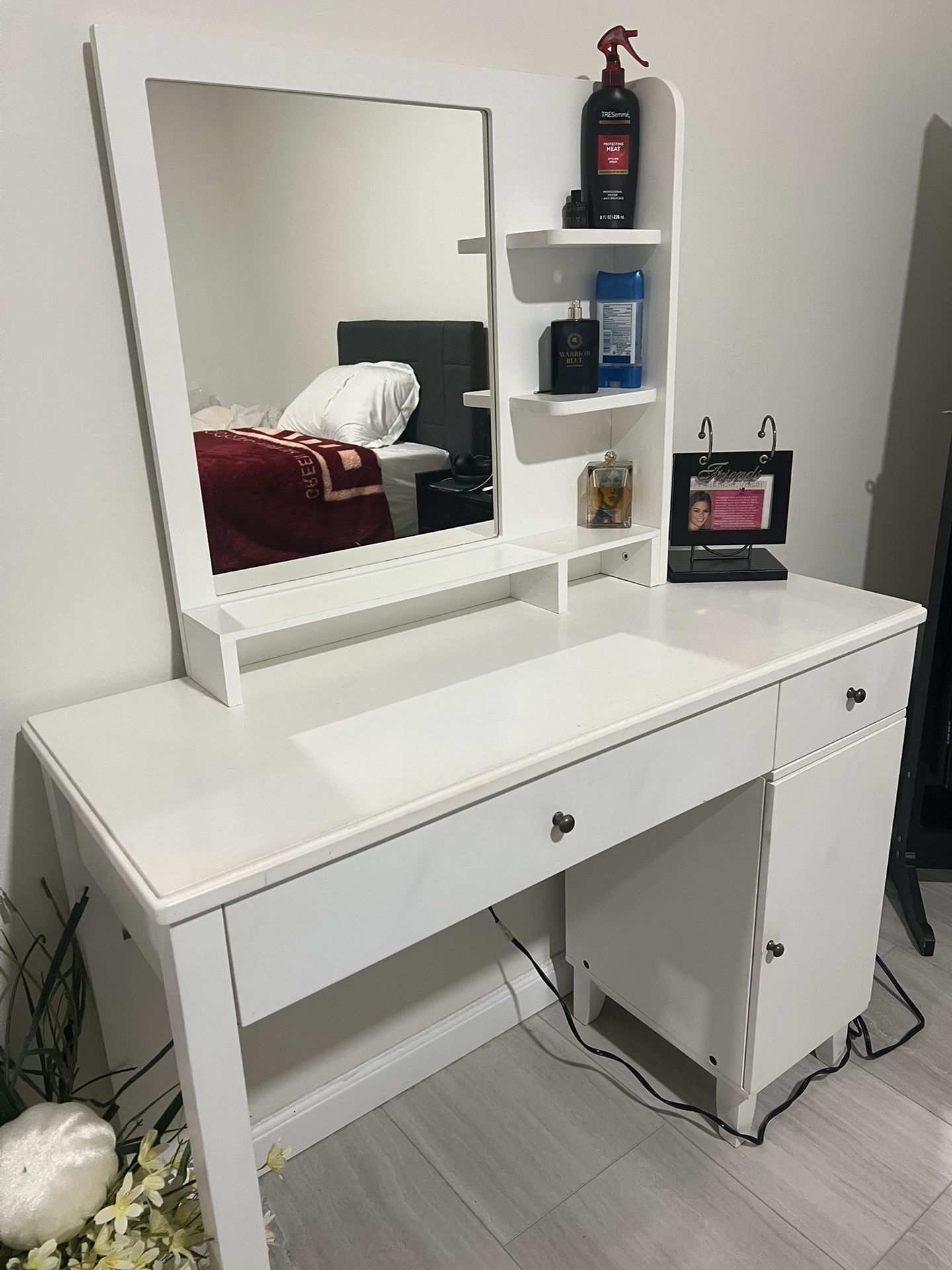 Table with mirror for a single bedroom