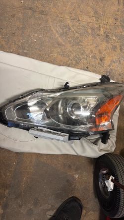 Nissan Altima, Headlight